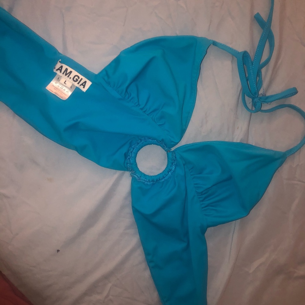 I am Gia blue top